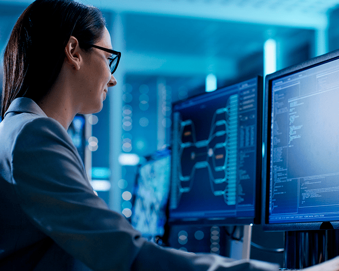 Técnico de soporte TI trabajando en un centro de datos